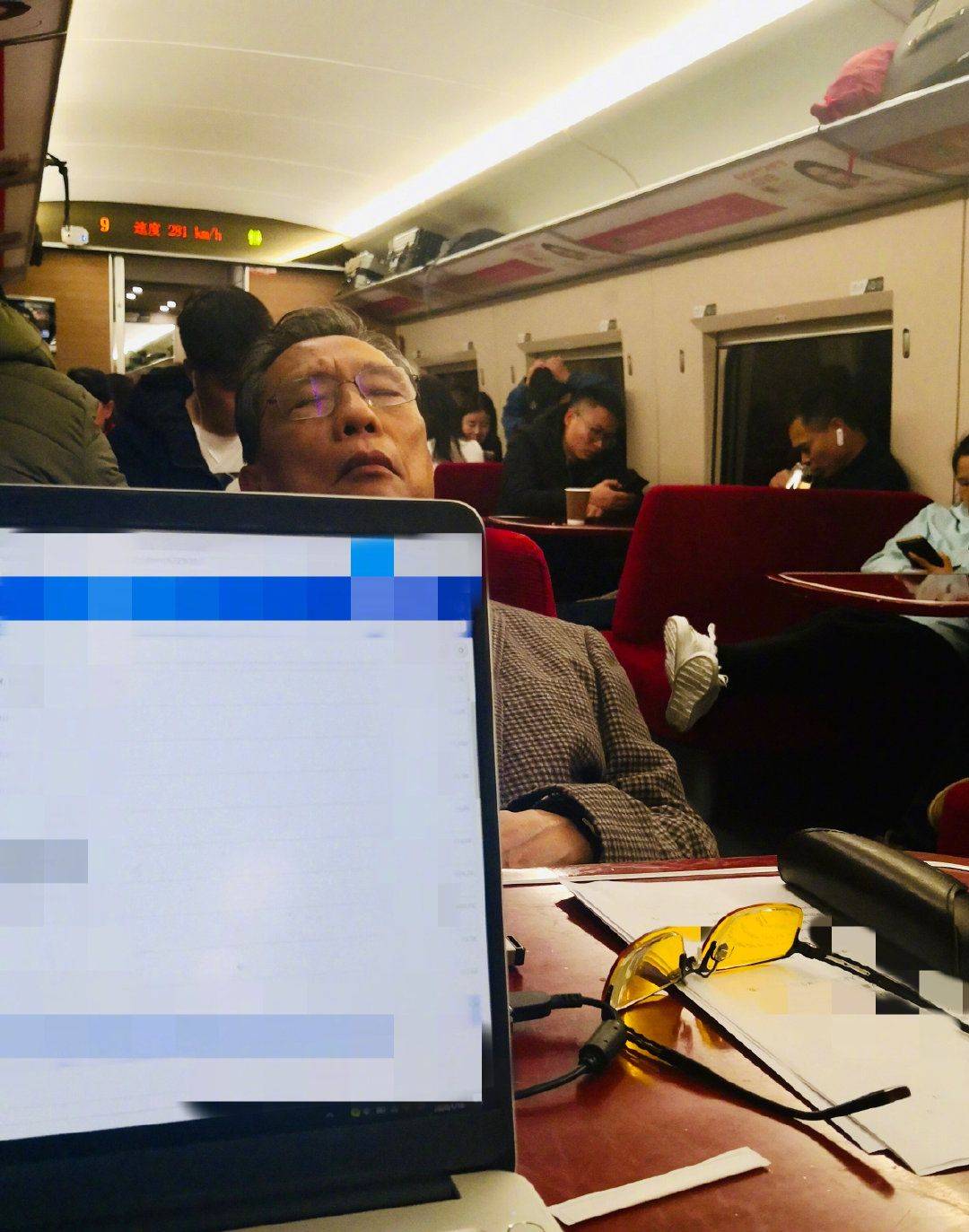 钟老|张涵予与钟南山夫妇合影，84岁钟老身材挺拔，袁泉在旁气质温婉