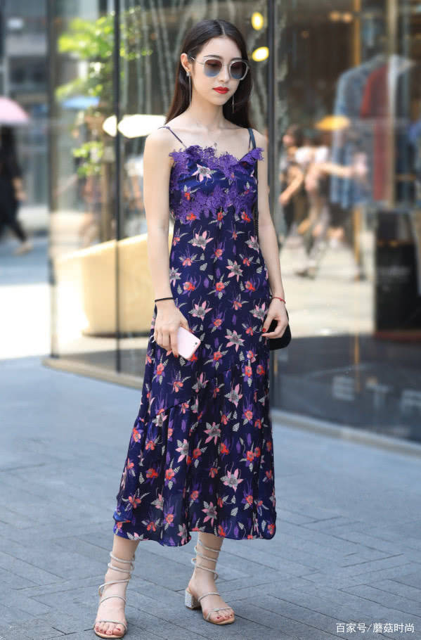 都说|都说紫色是最难驾驭的,但看了她的“天花乱坠裙”,我也敢穿了!