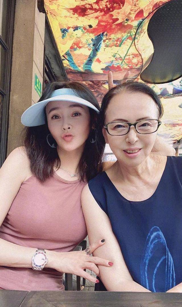于明加|被于明加惊艳了，穿黑色镂空礼裙秀美好身材，这腰臀比真罕见