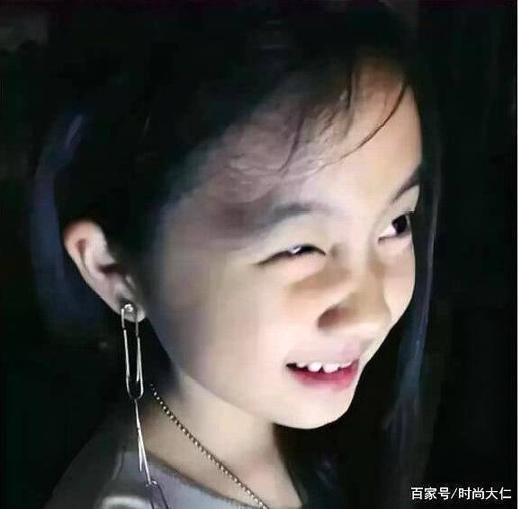 发型|黄多多又换发色！13岁的她新发色配小黑裙元气又时髦，像换个人