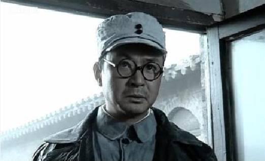 亮剑：李云龙那么傲气，为何看见旅长就怂？看两个人的军衔