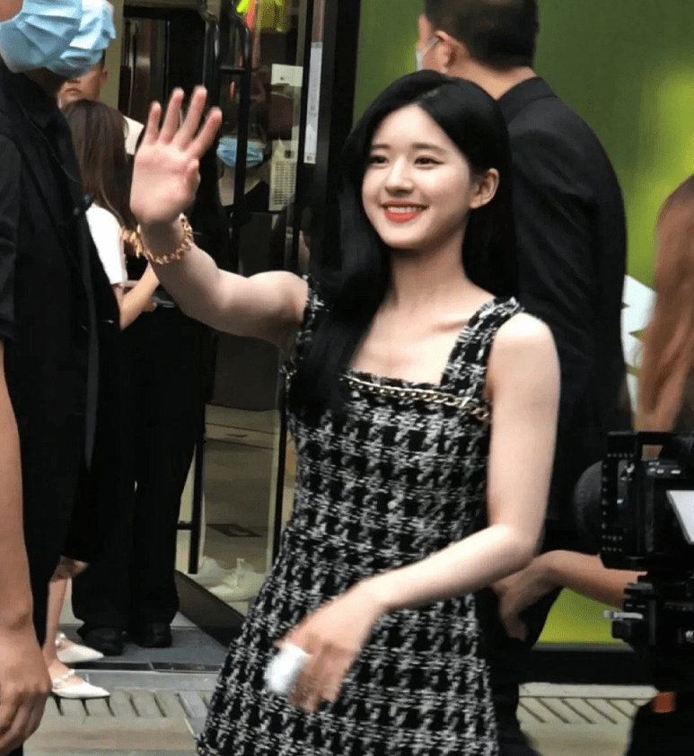 形象|赵露思三里屯生图造型很有优势,人群中真是好小一只,太可爱了