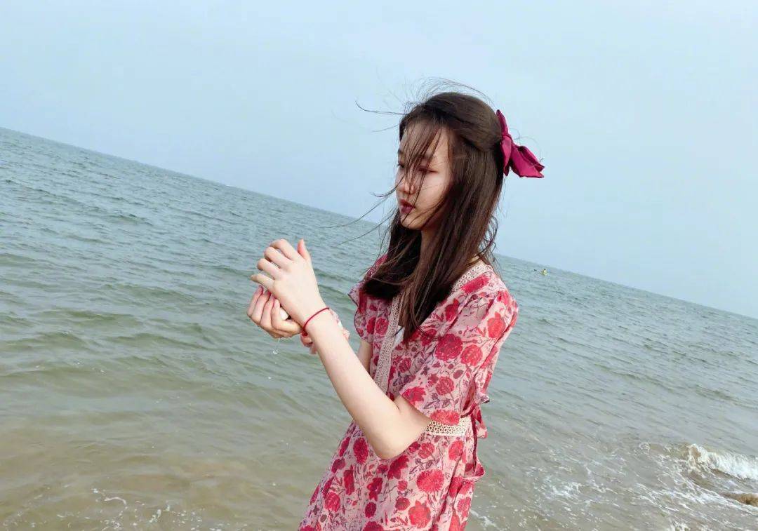 对比|纪姿含的印花连衣裙，粉色做底，红色图案装饰，娇俏又亮眼