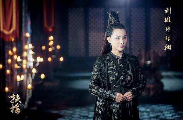 老公|刘璇晒二胎孕肚照，宽松碎花裙难掩巨肚，扎丸子头面露浅笑状态佳