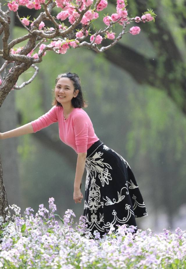 好身材|辣妈程莉莎好会穿，穿粉色打底衫配印花裙，“蚂蚁腰”好抢镜