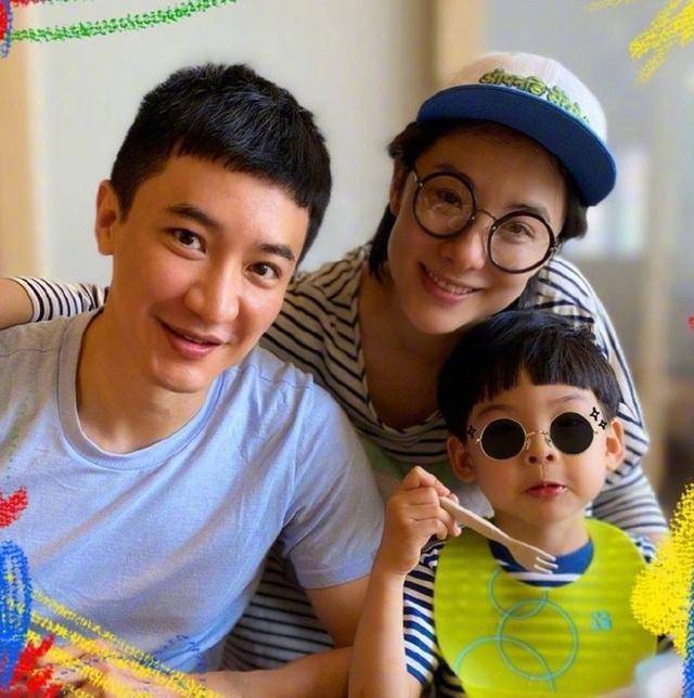 老公|刘璇晒二胎孕肚照，宽松碎花裙难掩巨肚，扎丸子头面露浅笑状态佳