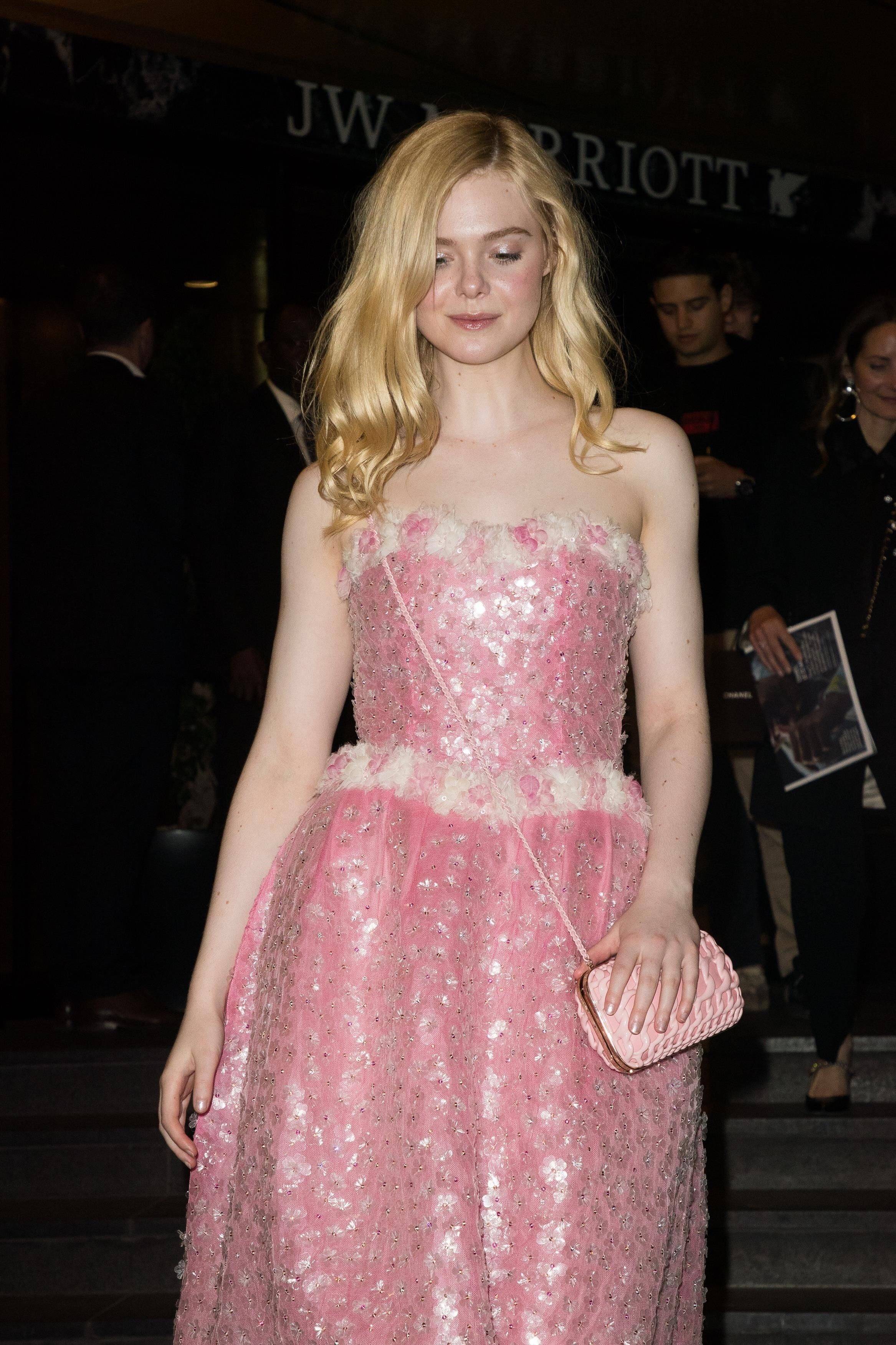 Elle|“国民闺女”范宁,穿粉色纱裙太甜美,不愧是现实版白雪公主