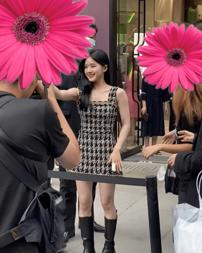 形象|赵露思三里屯生图造型很有优势,人群中真是好小一只,太可爱了