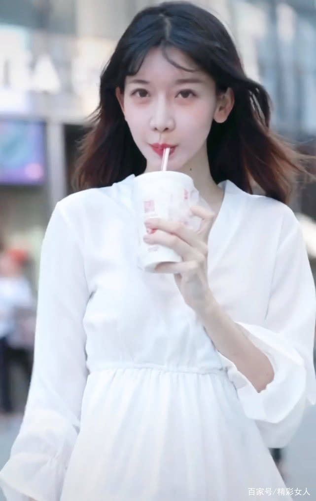 身材|据说穿着白裙子滑滑板的女孩，更容易让男孩子心动，就像她一样