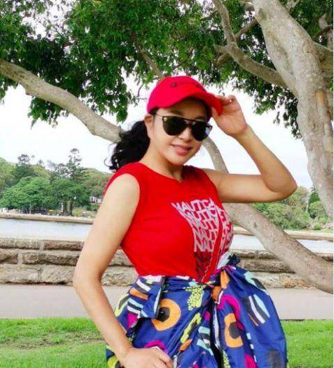 曲线|64岁刘晓庆穿紧身衣秀身材曲线，扭腰摆臀状态年轻