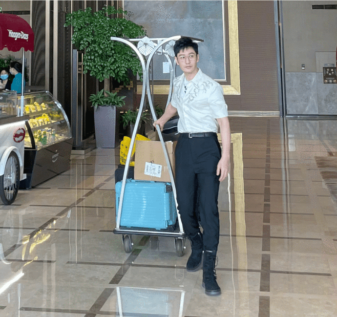 都能|黄晓明偶像包袱重,大热天穿厚底靴增高,意外暴露五五分身材