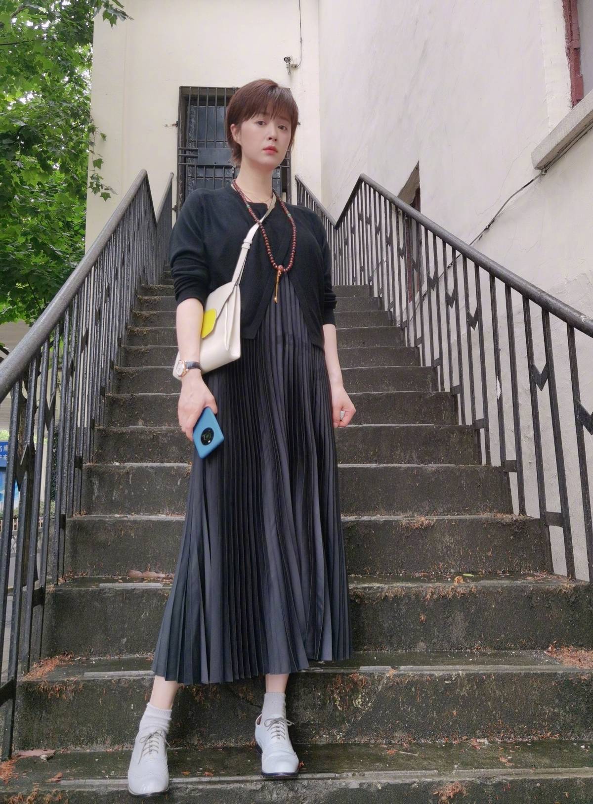 视觉|蒋欣真会“扬长避短”！穿奶奶衫配百褶长裙，视觉显瘦不止20斤