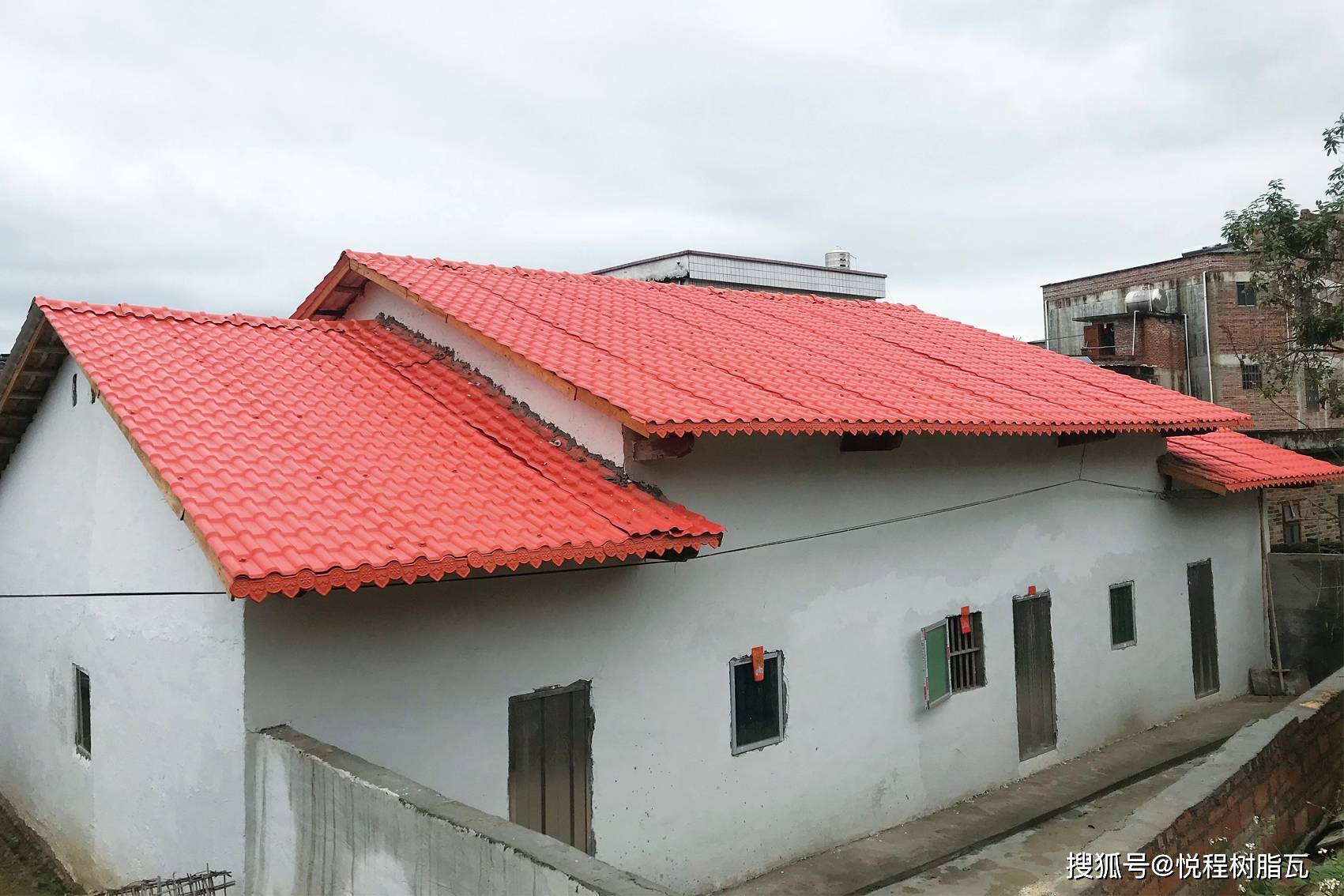 新农村建设中为何大量采用合成树脂瓦?