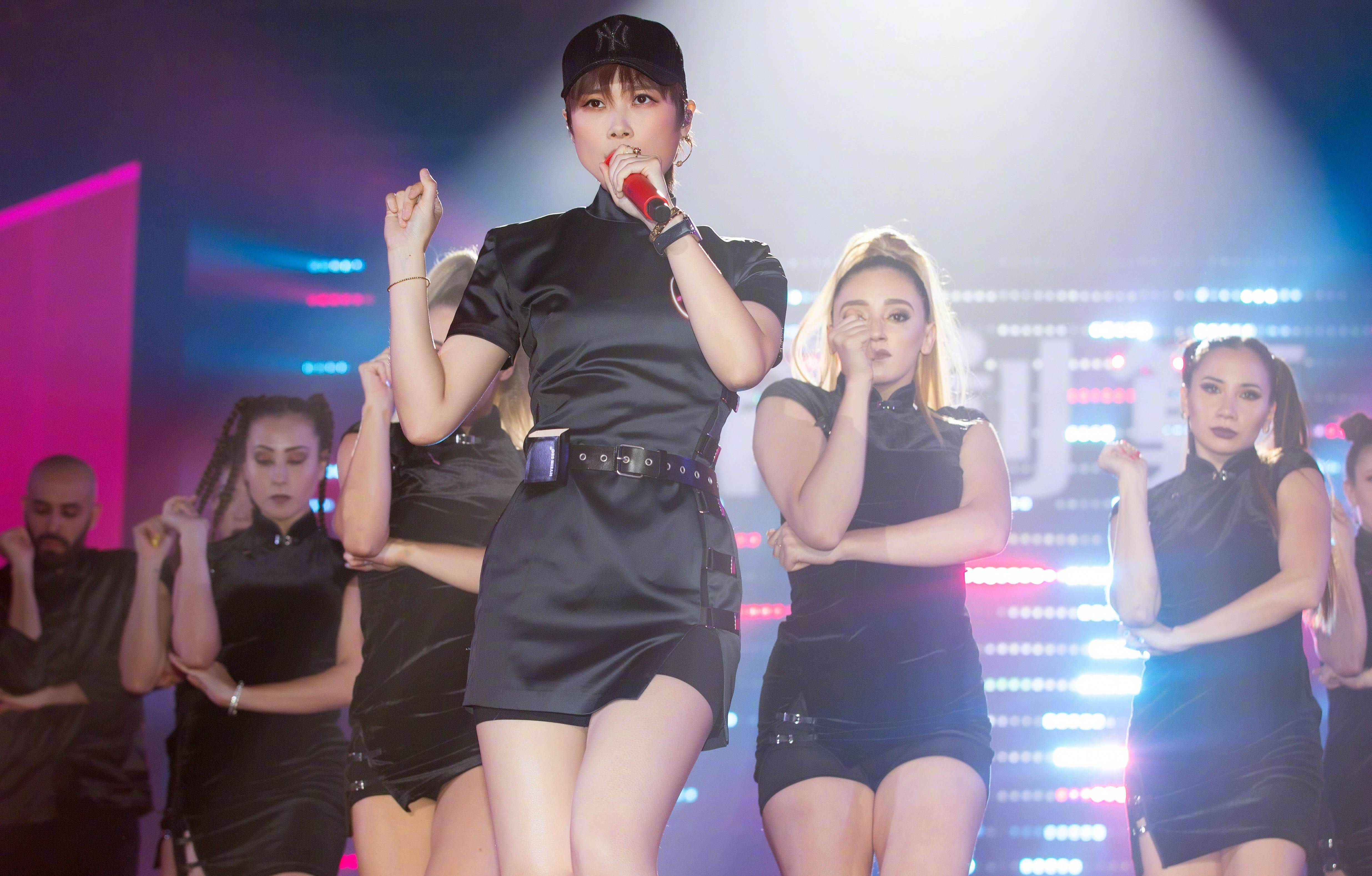 舞台|李宇春一改往日风格,身穿紧身旗袍热舞,女人味十足