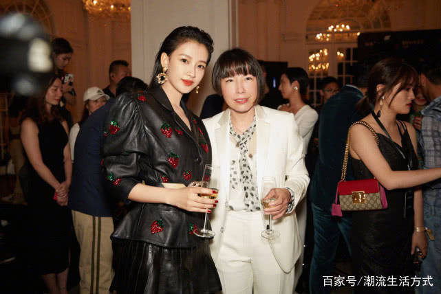 孙怡|孙怡会穿，见闺蜜和见老公穿不同私服，穿一条绿色碎花裙好美！