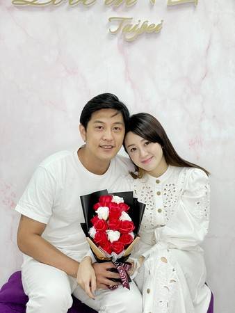 杨佩洁与圈外男友孙先生认识18年,正式登记结婚 搜狐