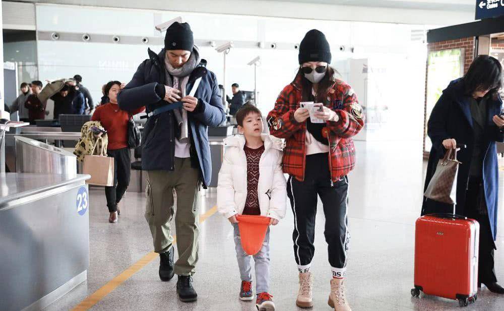 蓝色|霍思燕一家现身，穿棉衣也挡不住腰身，嗯哼一言不合就拿妈妈撒气