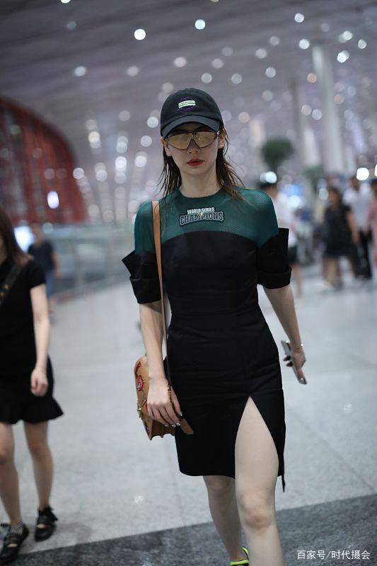 活动|戚薇穿粉色裙现身 御姐范十足 谈论美妆狂圈少女粉