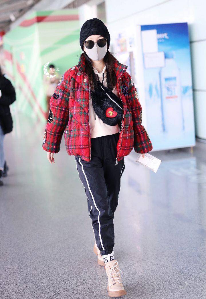 蓝色|霍思燕一家现身，穿棉衣也挡不住腰身，嗯哼一言不合就拿妈妈撒气