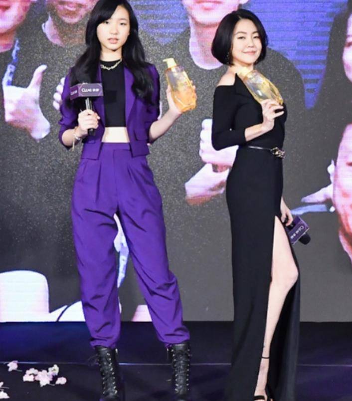 腰肢|小S带女儿出席活动，身穿露肩裙身材妩媚，但不及女儿高级飒爽