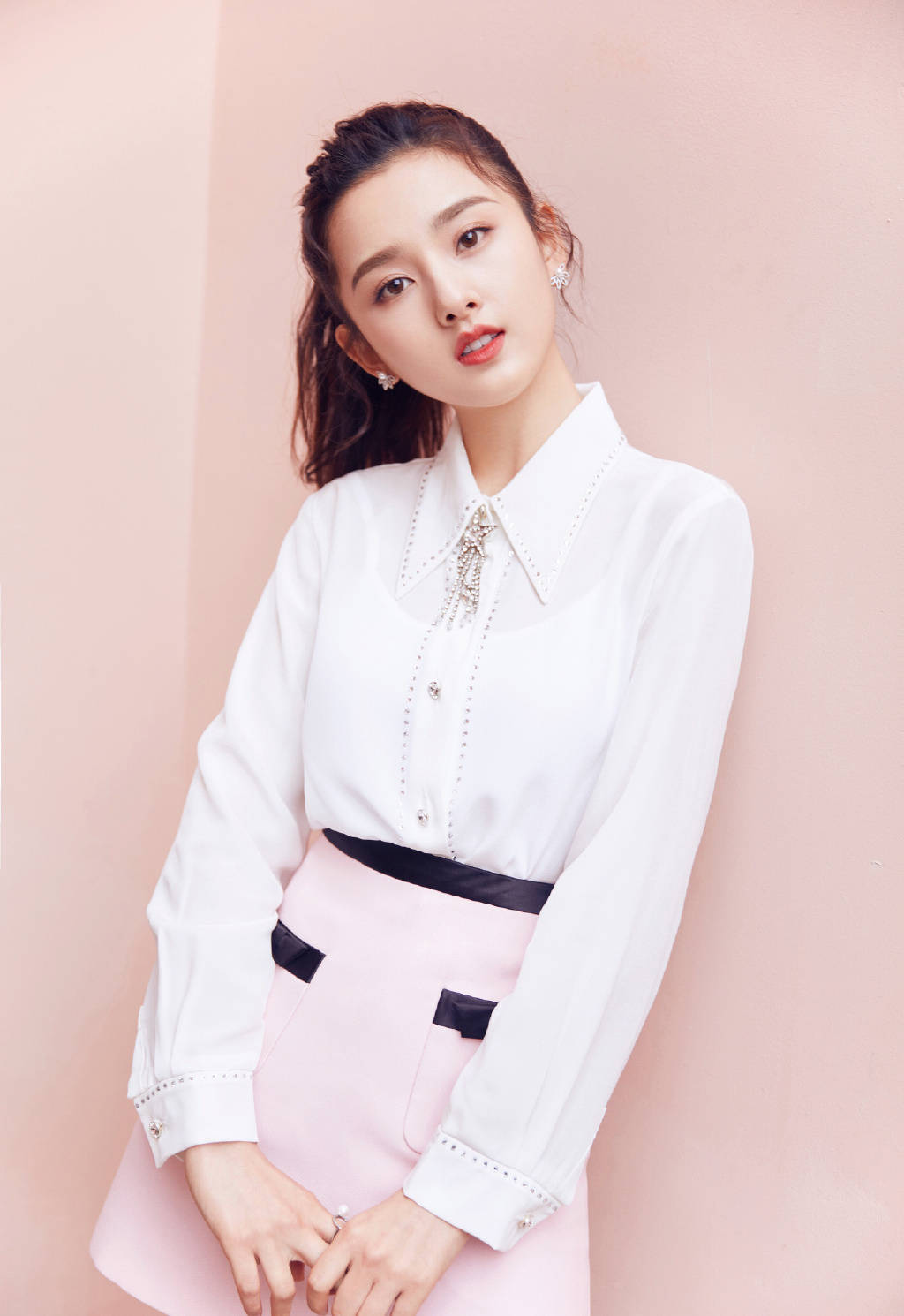 黑色|帅气少女宋祖儿，衬衫西装和小黑裙，个性时尚搭配的实力典范