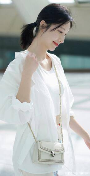 张俪|张俪身穿短T恤+“印度包臀裙”秀出逆天大长腿，简直美到挪不开眼