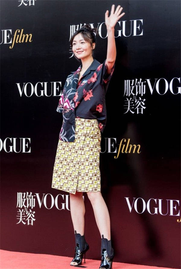 仙女|夏季裙子不缺席，格纹裙首当其冲，轻松刮起“复古风”