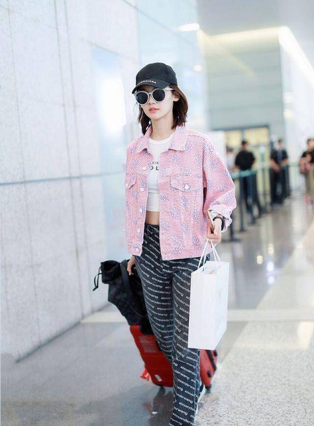 女神|苗苗穿健美裤走机场，公众场合还不遮臀型，挎几万包包像贵妇