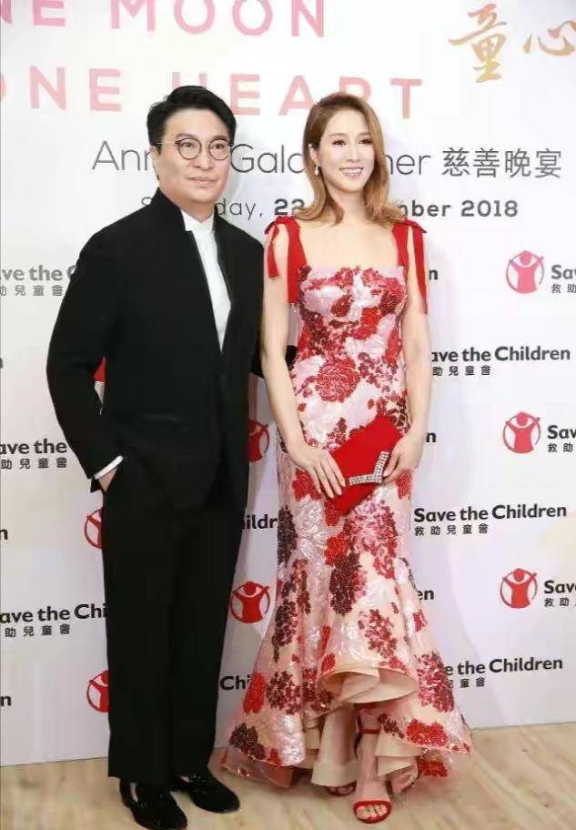 郭晶晶|徐子淇晒近照，穿针织衫秀身材衣品飞升，短裙开到大腿根依旧豪放