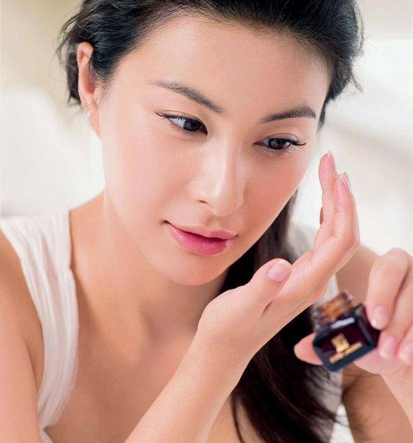 西装|郭晶晶首涂红唇穿西装出席活动，气质惊艳全场，曾说她土气太打脸