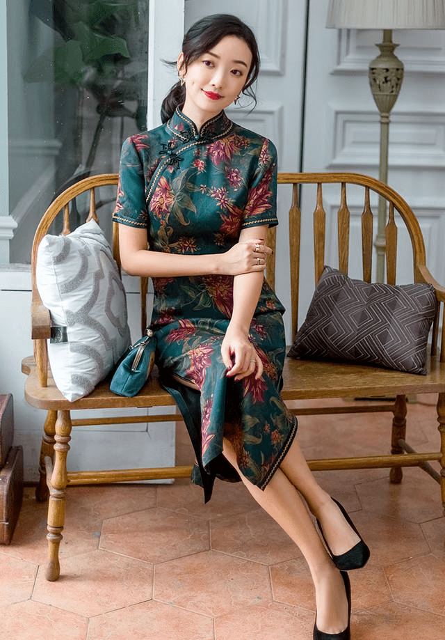 原创52岁许晴越老越有味,穿古典旗袍身姿曼妙,"老上海"气质十足