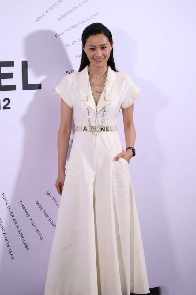 气色|37岁陈法拉二婚首亮相,面色红润气色好,身穿大牌连衣裙显奢华