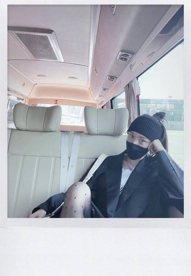 细节|杨幂对自己女团风造型太满意！筷子腿穿黑丝，整身造型时尚爆棚