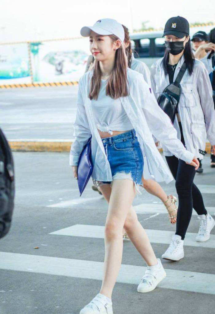 选手|孟美岐T恤当裙子穿,还配男友风西装,简直大写的“自信霸气”