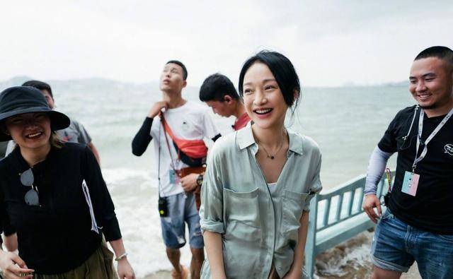 显得|周迅晒杀青照，造型纯天然，非常漂亮