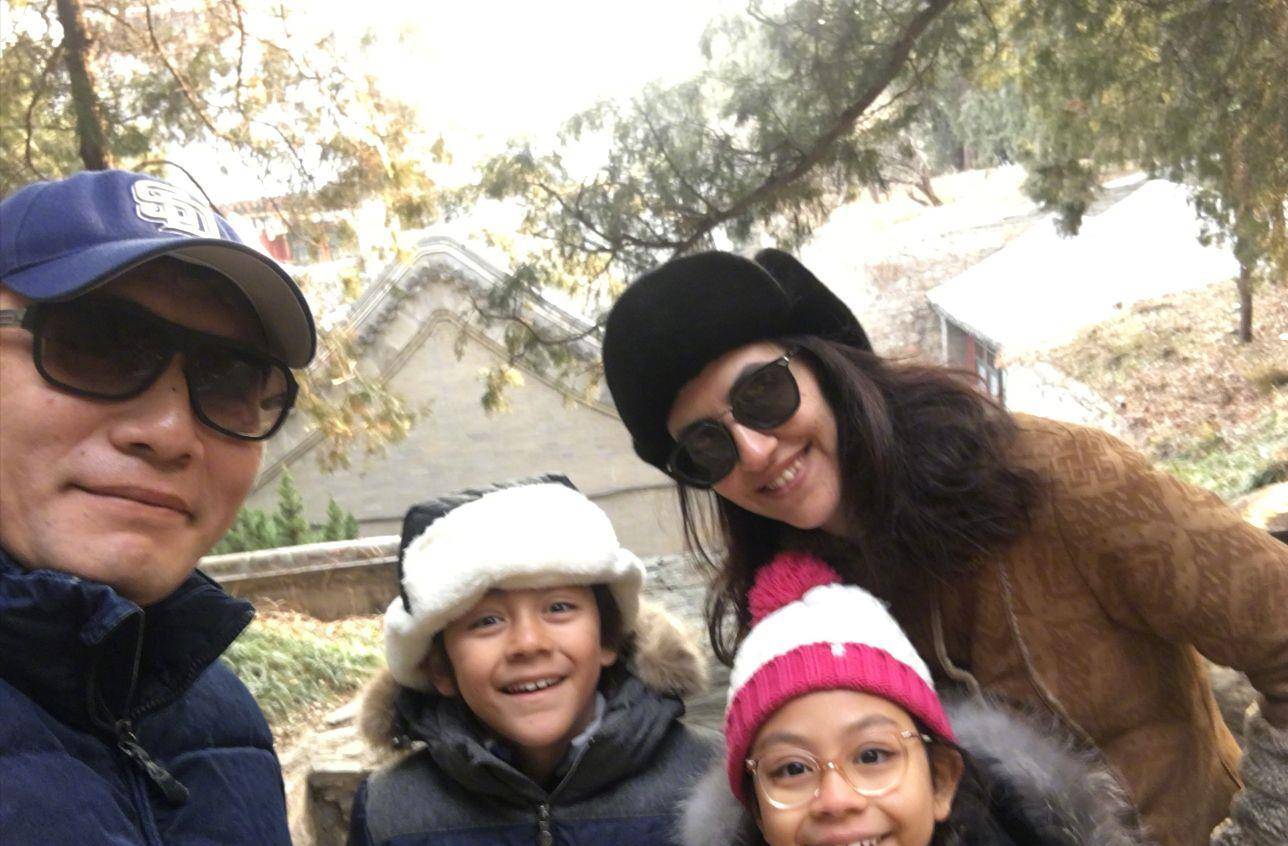 安娜|刘烨法国老婆40岁生日显老，一家四口穿棉衣玩耍，诺一撞脸彭于晏