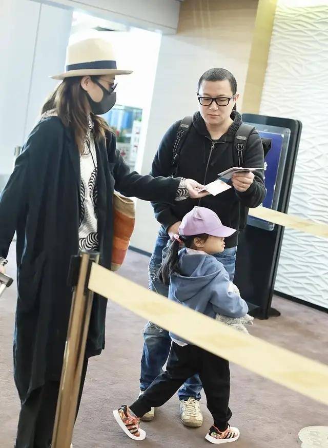 老公|梅婷一家四口现身机场，穿老公旧衣太抢镜，一对高颜值儿女更吸睛