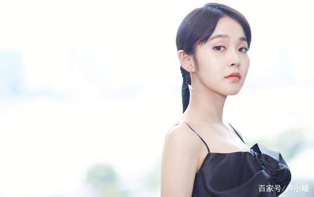 设计|张佳宁夏季连衣裙美,造型师可以赏鸡腿喽 网友:太有气质了吧