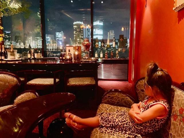 颜色|周杰伦女儿彻底开挂！才6岁就和爸爸四手联弹，穿裙装背影像妈
