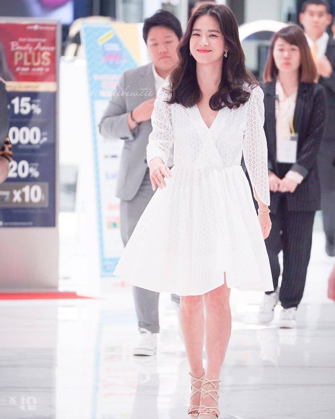 双宋|双宋婚变后宋慧乔穿搭风格大变，一袭粉裙配大红唇，越美越高调