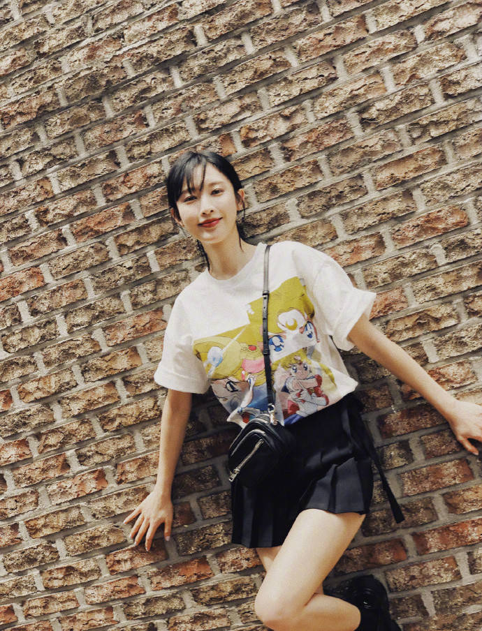 黑色|张俪终于剪了短发！穿卡通T恤配超短裙清新动人，就是长腿太惹眼