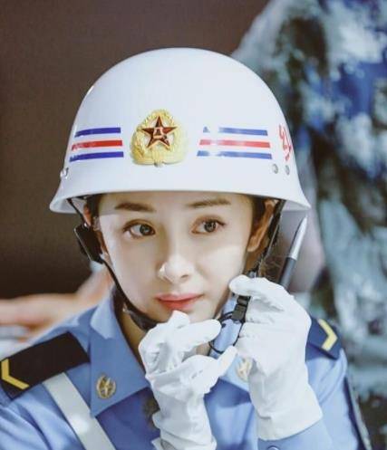 原创34岁杨幂穿上军装那刻身材也太好了