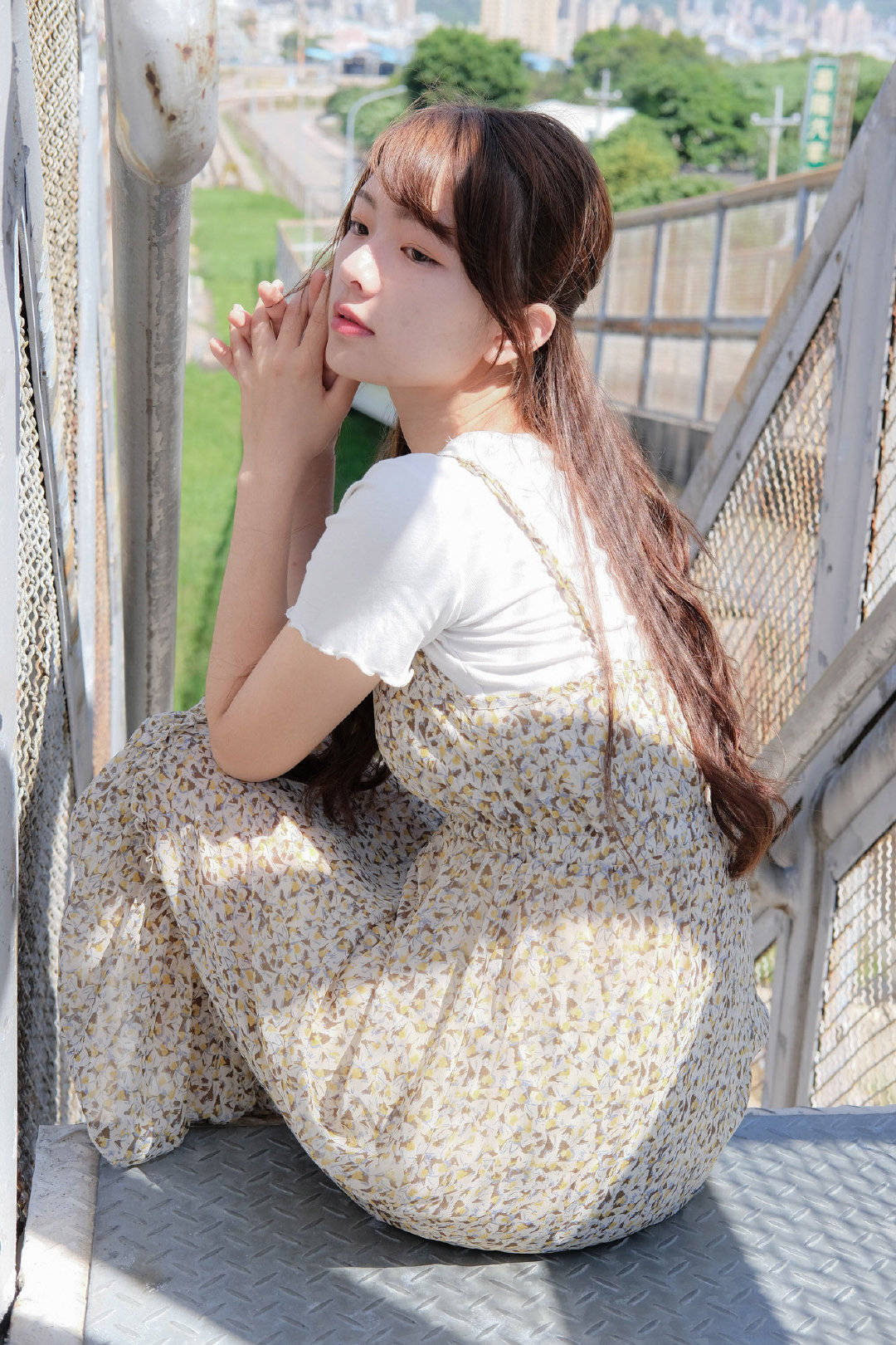 白色的t恤搭配碎花吊带裙,增添不少的活泼俏皮感