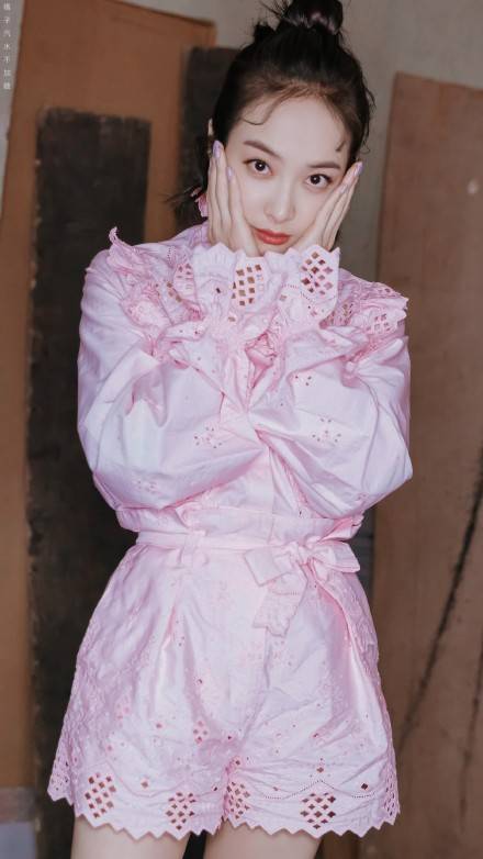 条纹|宋茜穿3万2连衣裙秀香肩，少女系穿搭嫩如20岁，修长双腿太吸睛