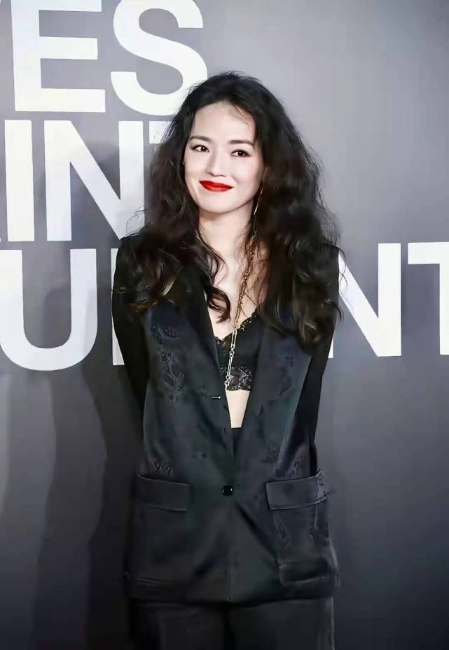 耳坠|45岁舒淇不愧是硬照女王！烟熏妆配庞大纱裙美爆，涂红唇美艳风情