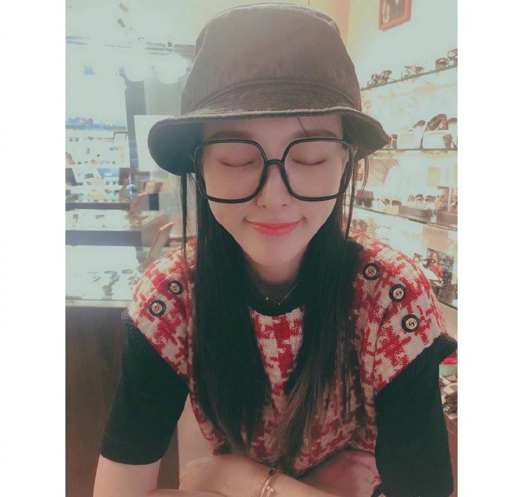 身材|唐嫣孕期真奢华,穿21470大码孕妇开衫,看到包包和眼镜我真羡慕