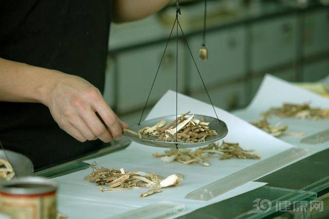 治疗|肾衰竭“刚萌芽”时,身体隐约有几个反常,别硬撑到「尿毒症」