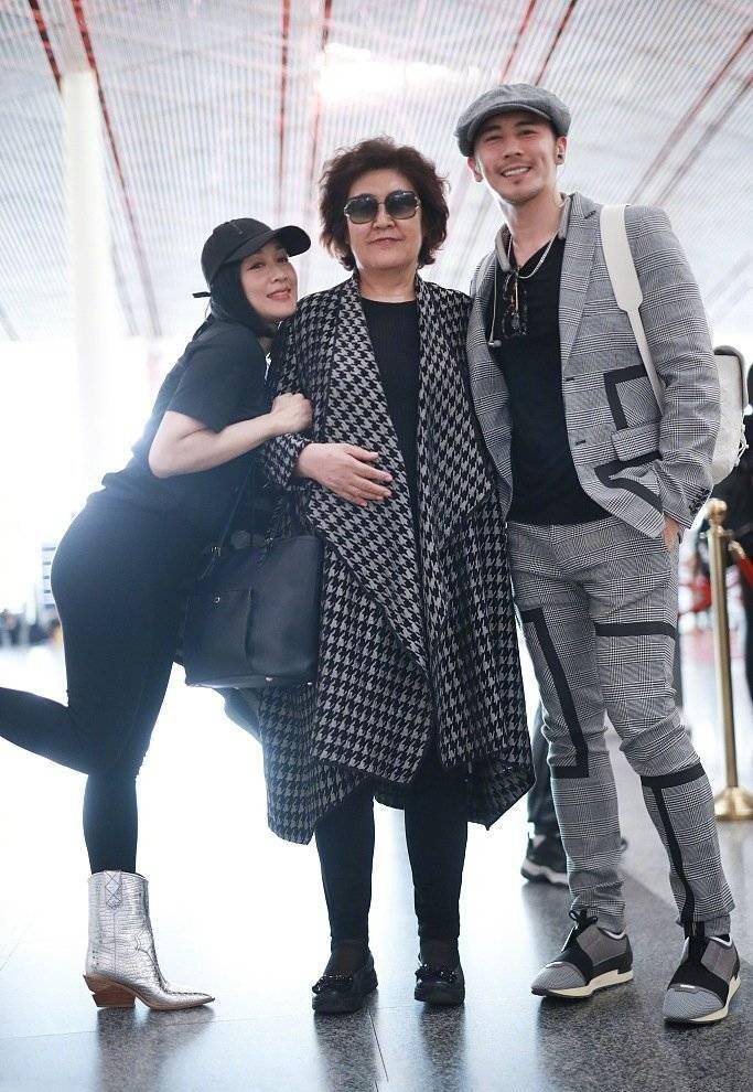 经典|49岁钟丽缇机场高调秀恩爱，却被59岁婆婆抢镜，穿格纹大衣太有范