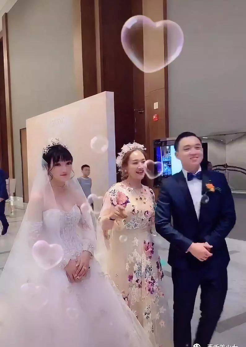风头|同公司艺人出殡日,EXO的成员Kai这么穿不合适吗?