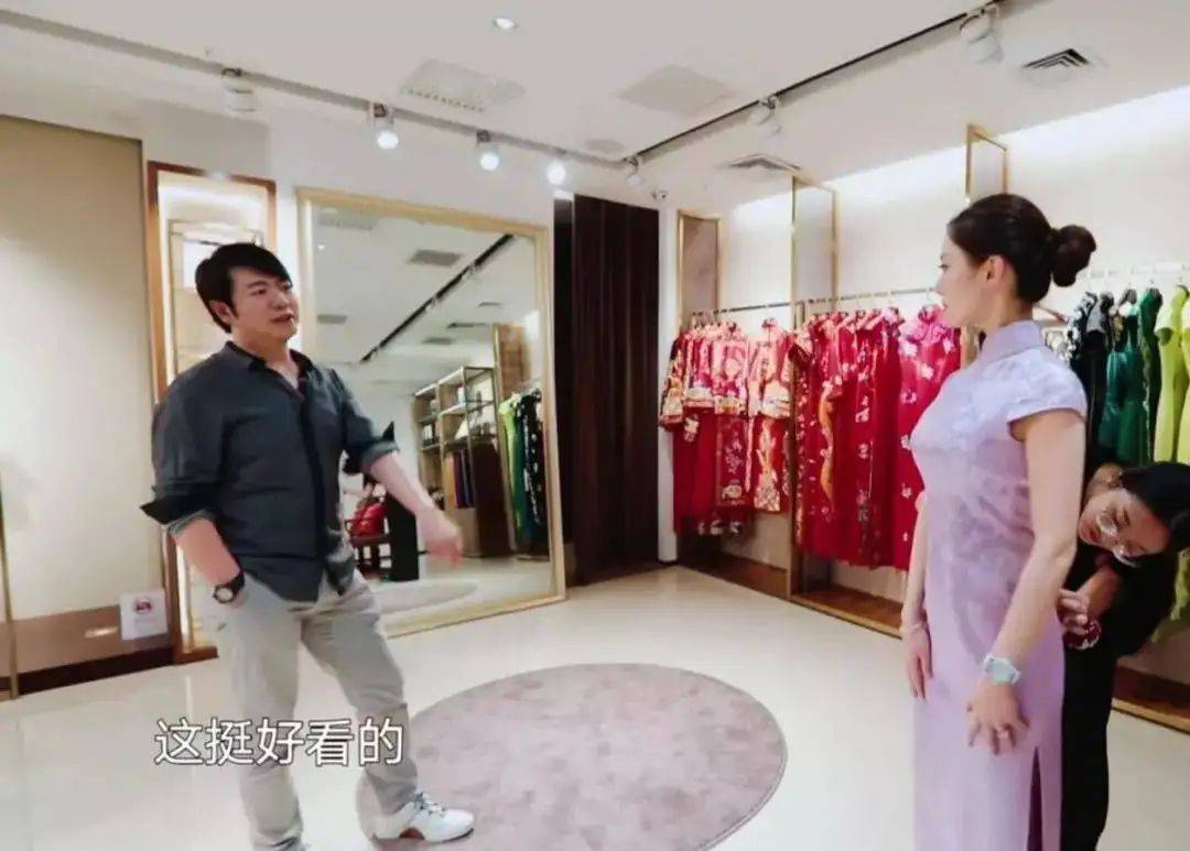 强光|吉娜身材细是真的，强光下皮肤白但皱纹清晰，没遮遮掩掩很真实！